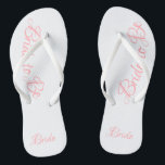 Bridge to Be Pink Script Niedlich Wedding Flip Flops<br><div class="desc">Adorable Braut,  um Flip Flops zu tragen an Ihrem Brautparty,  dem Strand,  Ihrer Hochzeitsfeier oder für nur wann immer. So süß mit dem gürtelrosa.</div>
