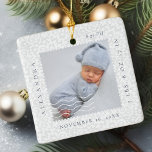 Briefmarke-Foto mit weißer Spitze Keramikornament<br><div class="desc">Minimales und elegantes Foto & Geburtsstaten bewahren Foto-Ornament. Das Design zeichnet sich durch ein elegantes Imitat-Weiß-Spitzen-Ambiente aus, das schlicht und minimalistisch mit einem Porto-Bühne-Foto-Rahmen gestaltet wurde, um Ihr spezielles Baby-Foto anzuzeigen. Der Name, das Datum, die Uhrzeit und die Geburtsdaten des Babys werden in einem einfachen, modernen Design rund um das...</div>
