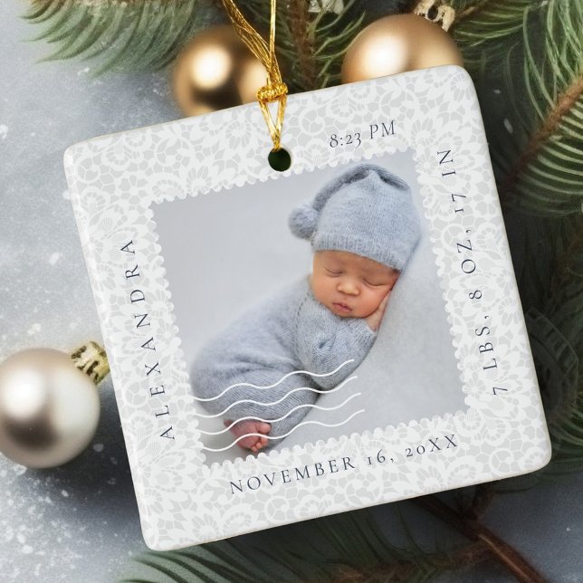 Briefmarke-Foto mit weißer Spitze Keramikornament (Baby Name & Birth Stats Footprint & Photo Wreath Cube Ornament)