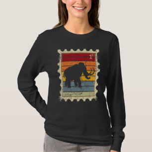 Briefmarke mit einem Sonnenuntergangs-Mammut T-Shirt