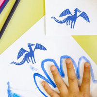 Briefmarke niedlicher Drache | Lächelnde Pose