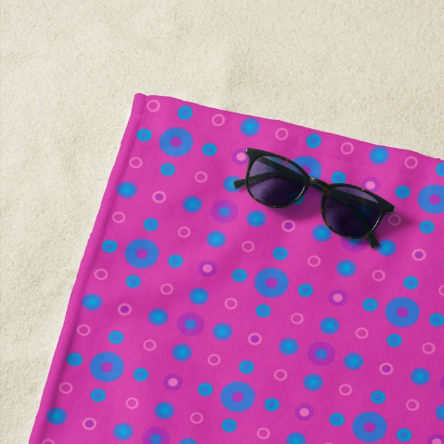 Bright Blue Quirky Polka Dots auf Magenta Strandtuch (Beispiel)