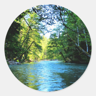 Bright Blue River Under Green Trees in Washington Runder Aufkleber