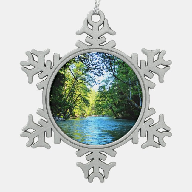 Bright Blue River Under Green Trees in Washington Schneeflocken Zinn-Ornament (Vorderseite)