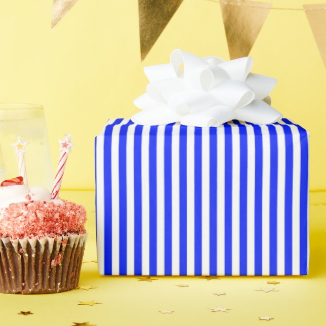 Bright Blue & White Streifen Geschenkpapier (Geburtstagsparty)