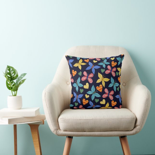 Bright Boho Butterfly Pattern auf Navy Blue Kissen (Stuhl )