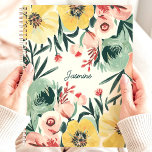 Bright Bold Niedlich Expressions Floral Individuel Planer<br><div class="desc">Dieses fröhliche Design besticht durch eine ausdrucksvolle Blumenstruktur in lebhaften Gelb-, Grün-, Korallen- und Blütentönen. Die sanften Pinselstriche verleihen ihm ein handgemaltes Aussehen, und der personalisierte Name in der Mitte verleiht ihm eine einzigartige Touch. Ideal für Studierende, Profis oder alle, die künstlerische und moderne Designs Lieben. Ideal, um Aufgaben zu...</div>
