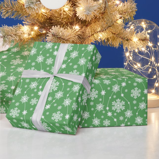 Bright Kelly Green Winter White Snowflake Muster Geschenkpapier (Feiertage)