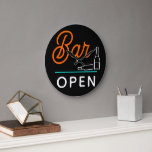 Bright Orange Aqua Blue Retro Bar Open Große Wanduhr<br><div class="desc">Schöne zeitgenössische Retro-Wanduhr mit leuchtend orange,  türkisblau aqua und weiß Bar Open typografie und kalligraphischen Schriftzeichen Design. Sehr gute Lage für alle,  die sich gerne mit der Familie oder mit Freunden unterhalten.</div>