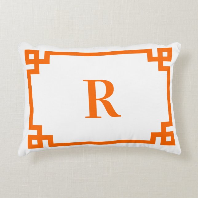 Bright Orange griechische Schlüsselgrenzenmonogram Dekokissen (Vorderseite)