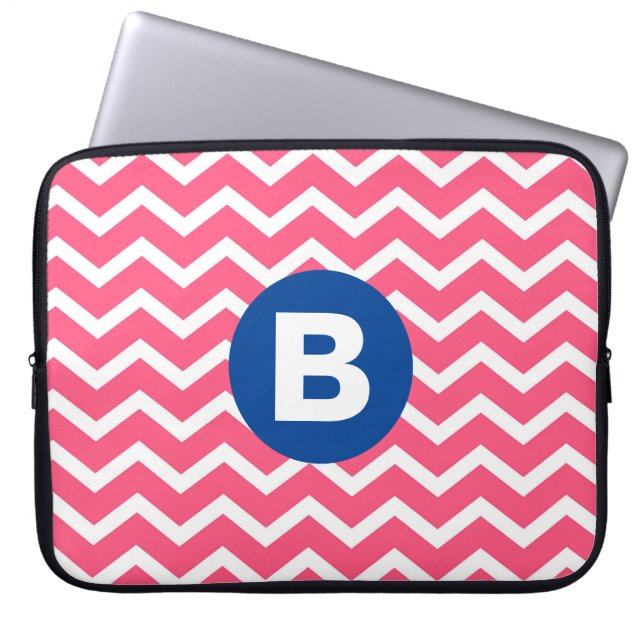 Bright Pink and White Chevron Pattern Monogram Laptopschutzhülle (Vorderseite)