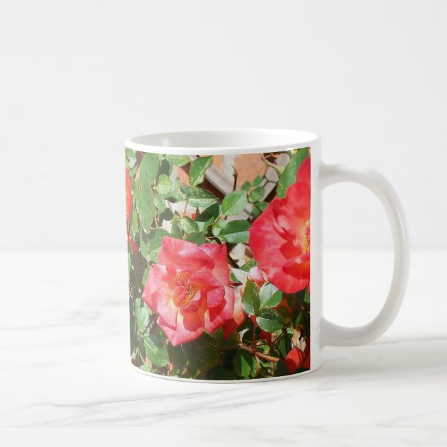 Bright Red Bush Rose Fotografie Kaffeetasse (Rechts)