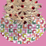 Bright Retro geometrische Muster der 1970er Jahre  Polyester Weihnachtsbaumdecke<br><div class="desc">Erleben Sie Ihren Weihnachtsbaum mit diesem gemusterten Baumrock mit einem hellen Retrostil. Ein eleganter,  moderner geometrischer Ausdruck in den 70er Jahren im Retro-Stil mit Rot,  Grün,  Orange,  Rosa und Kalkgrün auf Weiß schmückt diesen Baumrock.</div>