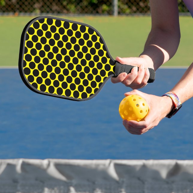 Bright Yellow with Black Dot Style Pickleball Schläger (InSitu)