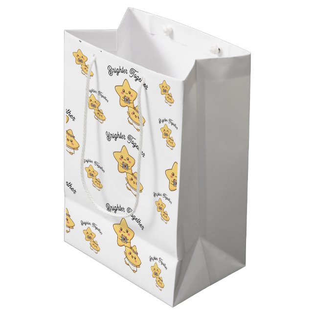 Brighter Together – Gift bag Mittlere Geschenktüte (Vorderseite Schrägansicht)