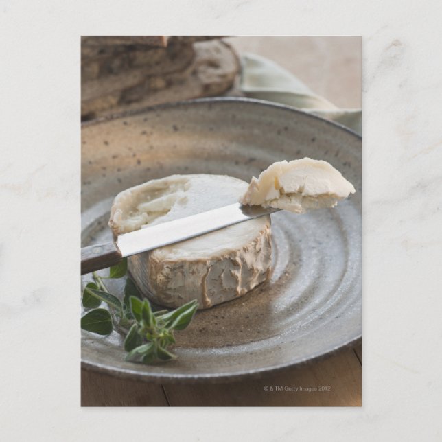 Brikkäse auf Teller Postkarte (Vorderseite)