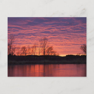 Brillanter Sonnenuntergang spiegelt sich im Calamu Postkarte