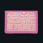 Brillen-Retro moderner Hipster mit rosa Gingham Trifold Geldbörse<br><div class="desc">Diese bunte, nerdy Brillenneuheits-Entwurfsgeldbörse hat ein ursprüngliches Muster, das von den Schauspielen in einer Vielzahl der Schatten und der Arten, alle auf einem Hintergrund des Retro rosa Ginghams gebildet wird. Die Rahmen der coolen, girly Gläser reichen vom 50er und vom 60erKatzenauge/vom in-between eingefaßten Horn und von browline Formen bis zu...</div>