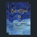 Brilliant Blau und Imitate Gold Bar Mitzvah Einladung<br><div class="desc">Diese farbenfrohen,  modernen Bar Mitzvah-Einladungen zeichnen sich durch einen trendigen,  blauen Aquarellhintergrund aus,  mit Imitaten goldgeschriebenen Drehbüchern,  Star of David und Akzenten.</div>