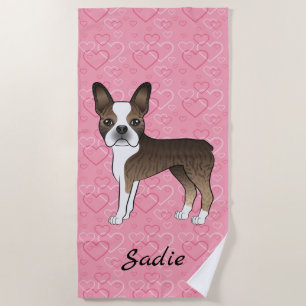 Brindle Boston Terrier Hund auf rosa Herzen und Na Strandtuch