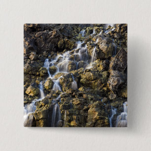 Brine fällt aus vulkanischem Gestein ab 2 Button