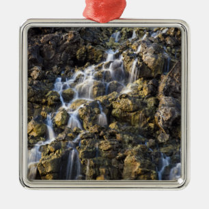 Brine fällt aus vulkanischem Gestein ab 2 Silbernes Ornament