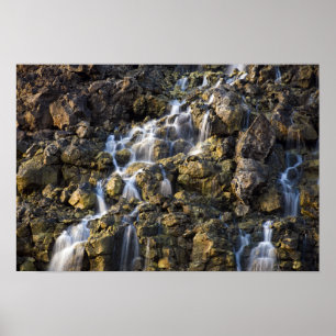 Brine fällt aus vulkanischem Gestein ab Poster