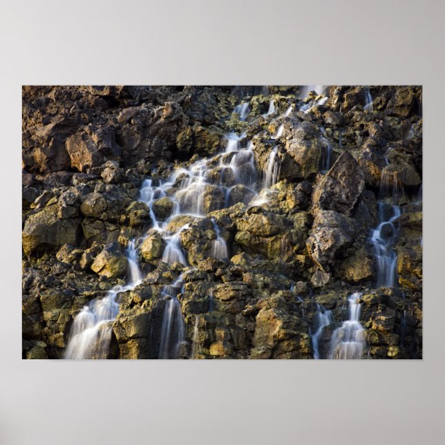 Brine fällt aus vulkanischem Gestein ab Poster (Vorne)