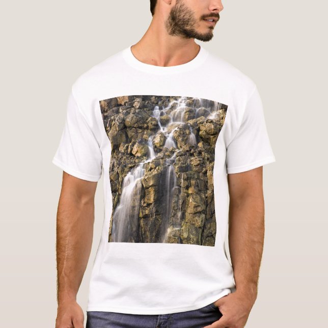 Brine fällt aus vulkanischem Gestein ab T-Shirt (Vorderseite)