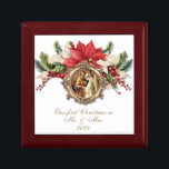 Briom Groom Christmas Gold Blumenüberlieferung Erinnerungskiste<br><div class="desc">Mit einem wunderschönen katholischen Bild der gesegneten Jungfrau Mary und St. Joseph an ihrem Hochzeitstag überlagerte sich auf einem goldenen Rahmen mit Poinsettias.</div>