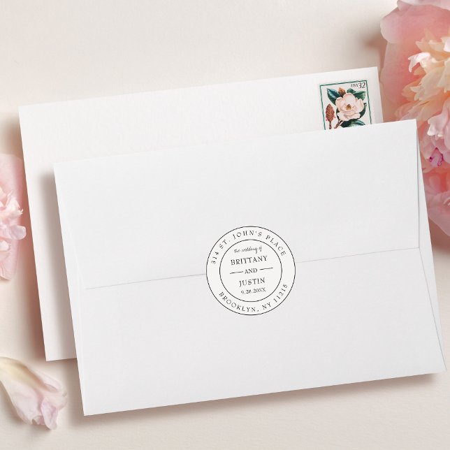 BRITany Circular Return Address Label Wedding Runder Aufkleber (Round wedding address sticker with modern script in a neutral, black and white palette.)