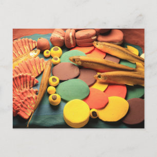 Britisch anmutende Tonskulptur Postkarte