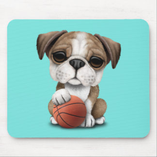 Britischer Bulldoggen-Welpe, der mit Basketball Mousepad