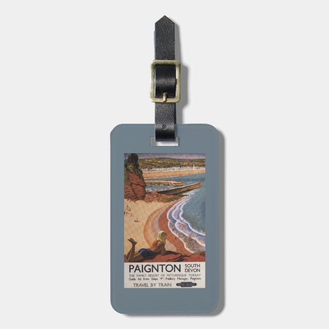 Britisches Eisenbahn-Mädchen, das über einer Gepäckanhänger (Vorderseite vertikal)