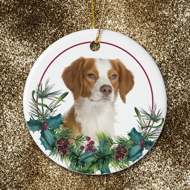 Brittany Dog Evergreen Wreath Keramik Ornament (Von Creator hochgeladen)