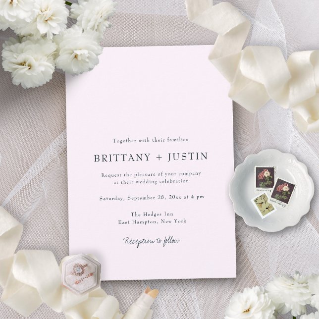 Brittany Moderne Schwarze Schrift Hochzeit mit UAW Einladung (This minimalist invite is perfect for couples who like a modern, elegant look)