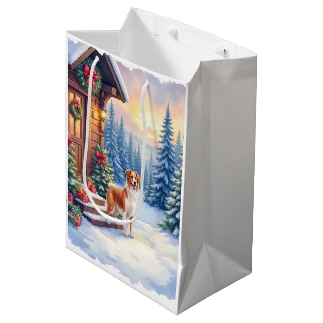 Brittany Rustic Cabin Christmas Winter Art Mittlere Geschenktüte (Vorderseite Schrägansicht)