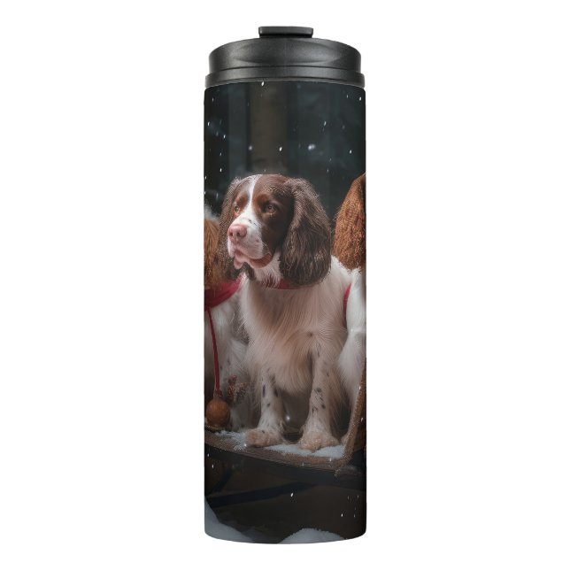 Brittany Spanel Snowy Sleigh Weihnachtsdekor Thermosbecher (Vorderseite)