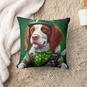 Brittany Spaniel fährt Fahrrad am St. Patrick's Da Kissen