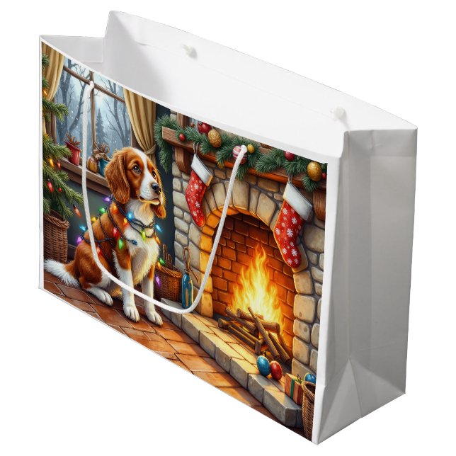 Brittany Spaniel Fireplace with Christmas Lights Große Geschenktüte (Vorderseite Schrägansicht)