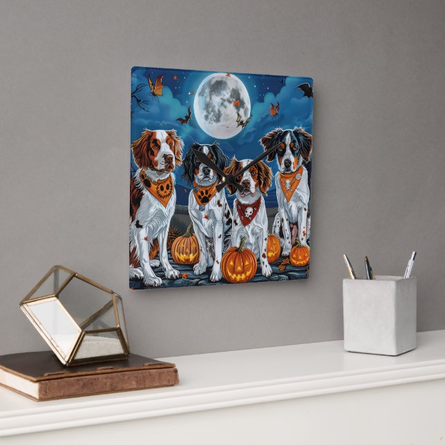 Brittany Spaniel Halloween Spooky Quadratische Wanduhr (Büro)