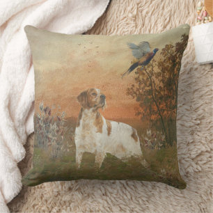 Brittany Spaniel jagt auf dem Feld     Kissen