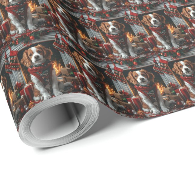 Brittany Spaniel mit Weihnachtsgeschenken Feuerpla Geschenkpapier (Rolleneckpunkt)