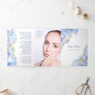 Brochure triplée design marbré bleu pastel