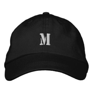 Brodée M Monogramme élaboré avec Casquette de poinçonnage