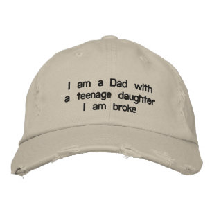 BRODÉE PÈRE AVEC UN CASQUETTE OU UN CASQUETTE DE BASEBALL