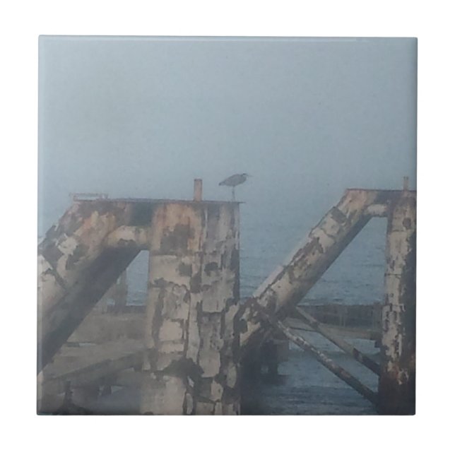 Broken Pier mit Blue Heron in Fog Fliese (Vorderseite)