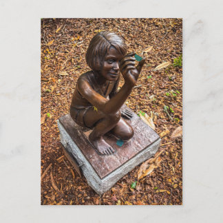 Bronze Kind mit Lupe Statue Postkarte