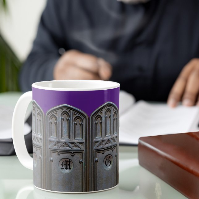 Bronze Tudor Gothic Arch Custom Monogram Kaffeetasse (Von Creator hochgeladen)