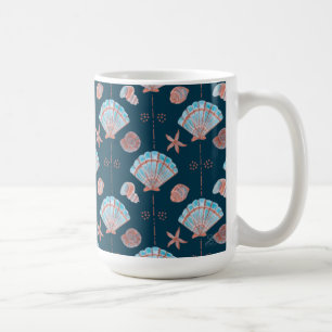 Bronze und helle blaue Muscheln im dunklen Ozean Kaffeetasse